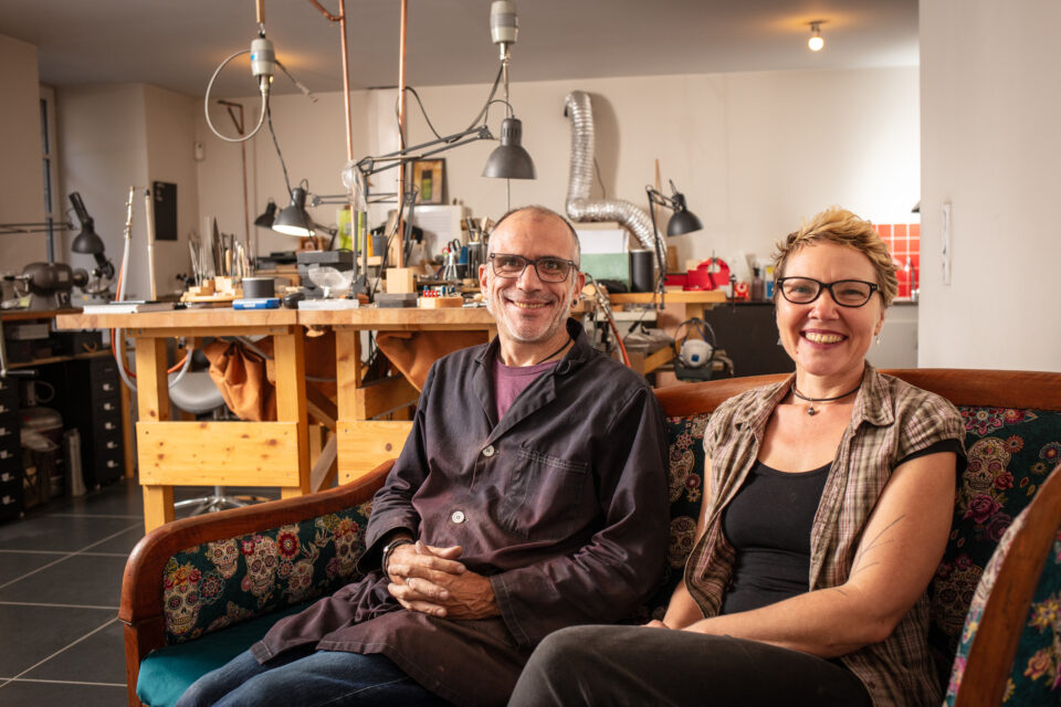 HASHKA FUSION, artisans bijoutiers à Saint-Cernin, Cantal, France. Tous les bijoux sont conçus et fabriqués par le couple d'artisans.